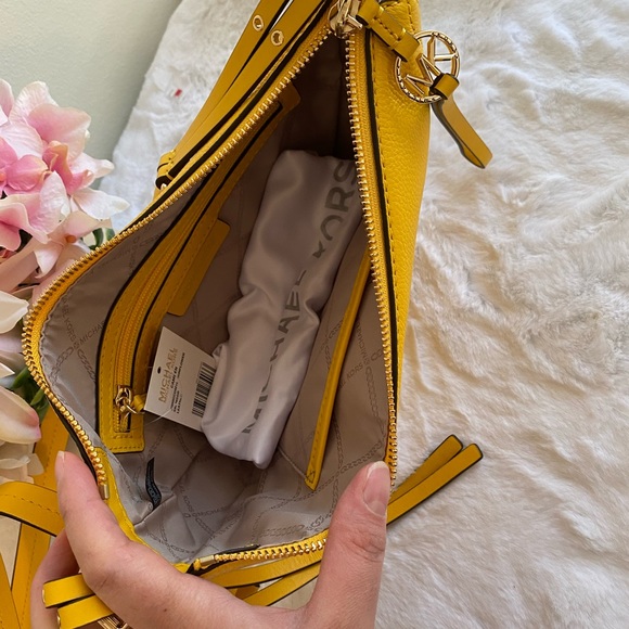 💛Michael Kors crossbody 💛 - Picture 5 of 5